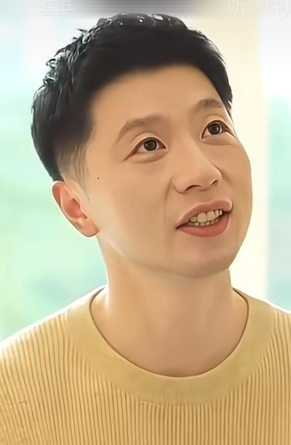 手握六块奥运金牌的马龙又迎来了自己的生日，连国际乒联都特意发文送上祝福。
很多人以为拿完第六金、换了新职务之后，这位国乒老将就该彻底退到幕后歇一歇了。
但他根本闲不住。
即便平时要兼顾管理层的工作，马龙每周依然雷打不动保持一两次训练，球拍就没真正放下过。
自己保持手感是一方面，更重要的是，只