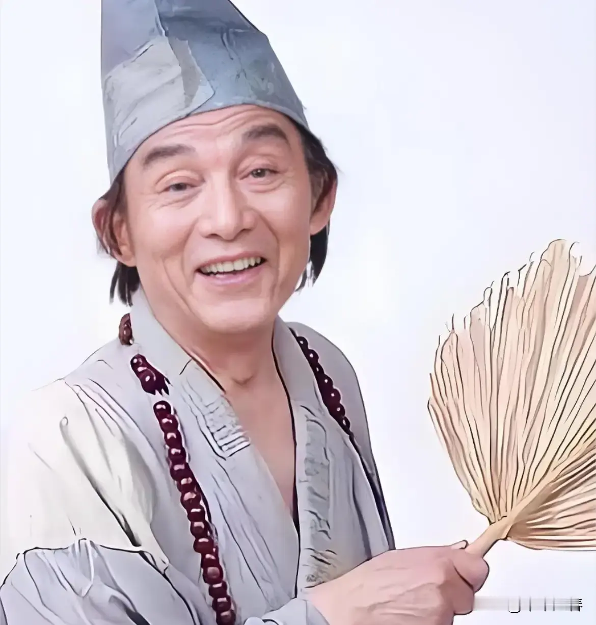 鞋儿破，帽儿破，身上的袈裟破！
世间再无济公。
一把蒲扇渡众生，一生赤诚敬艺术。
先生远去，经典长存。送别游本昌先生🕯️

2026年9月24日凌晨1点40分，中国国家话剧院一级演员游本昌在北京走了，93岁。女儿游思涵说，老爷子走得很安详，睡着就去了，最后一句话是“我很舒服”。过完93岁生日才8天，