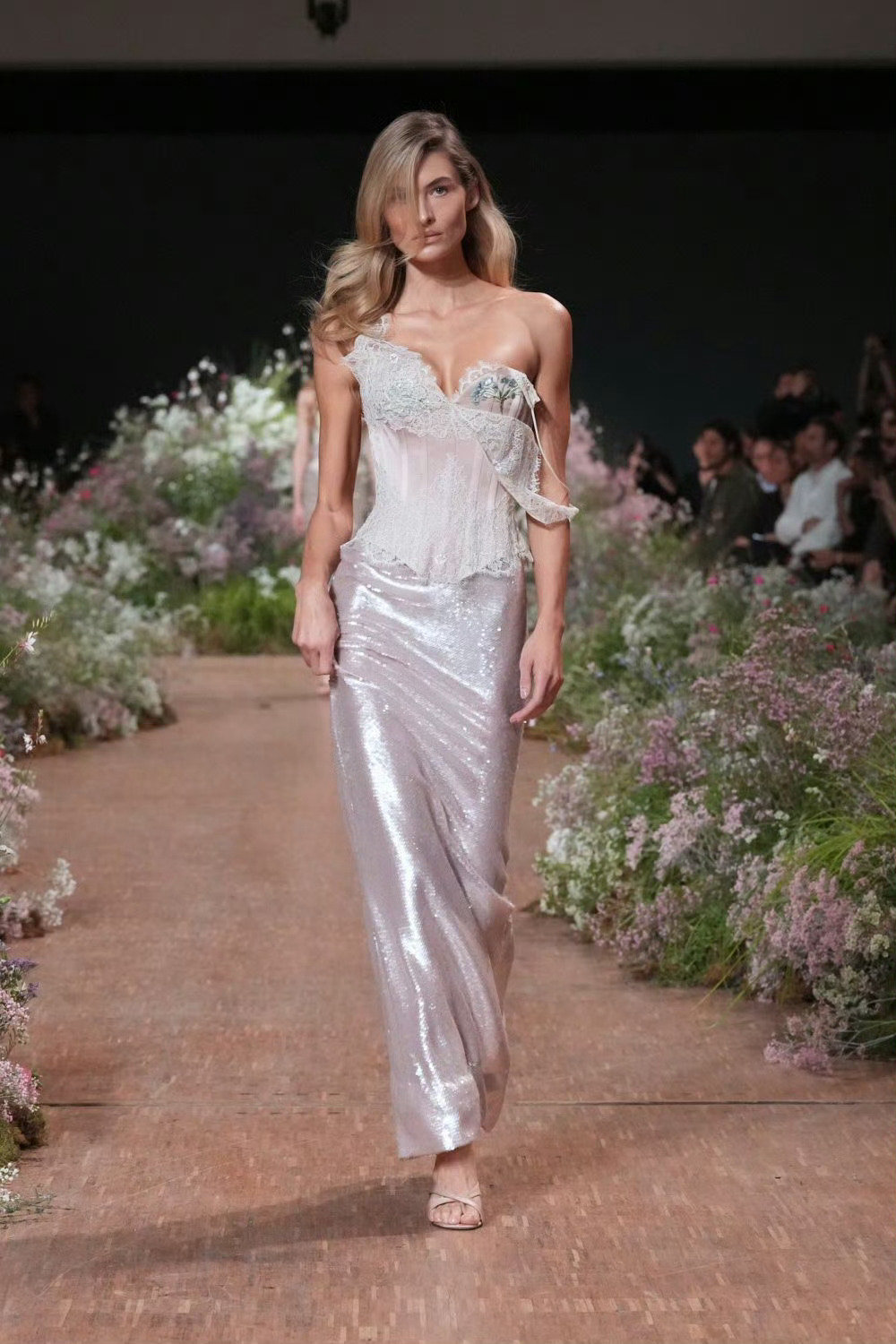 🆘 绝美‼️

“美国何穗”Grace Elizabeth 出席Elie Saab 2027春夏系列的秀场！美国版何穗这一季也开始发力了！ ​