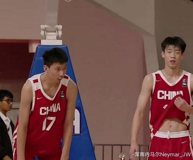 U18亚洲杯半决赛中国79-66胜新西兰，16岁赵博新替补送6板3帽，护筐直接掐断对手内线冲击，被部分宏远球迷冠以“加强版周琦”。
徐昕赴美打NCAA、王少杰回北控，广东本土五号位仅剩焦泊乔撑场，赵博新此前传注册广东体育局，顺势被扯进宏远补强阵容中。一场青年赛样本就封“超周琦”多少有些太过了，注 ​