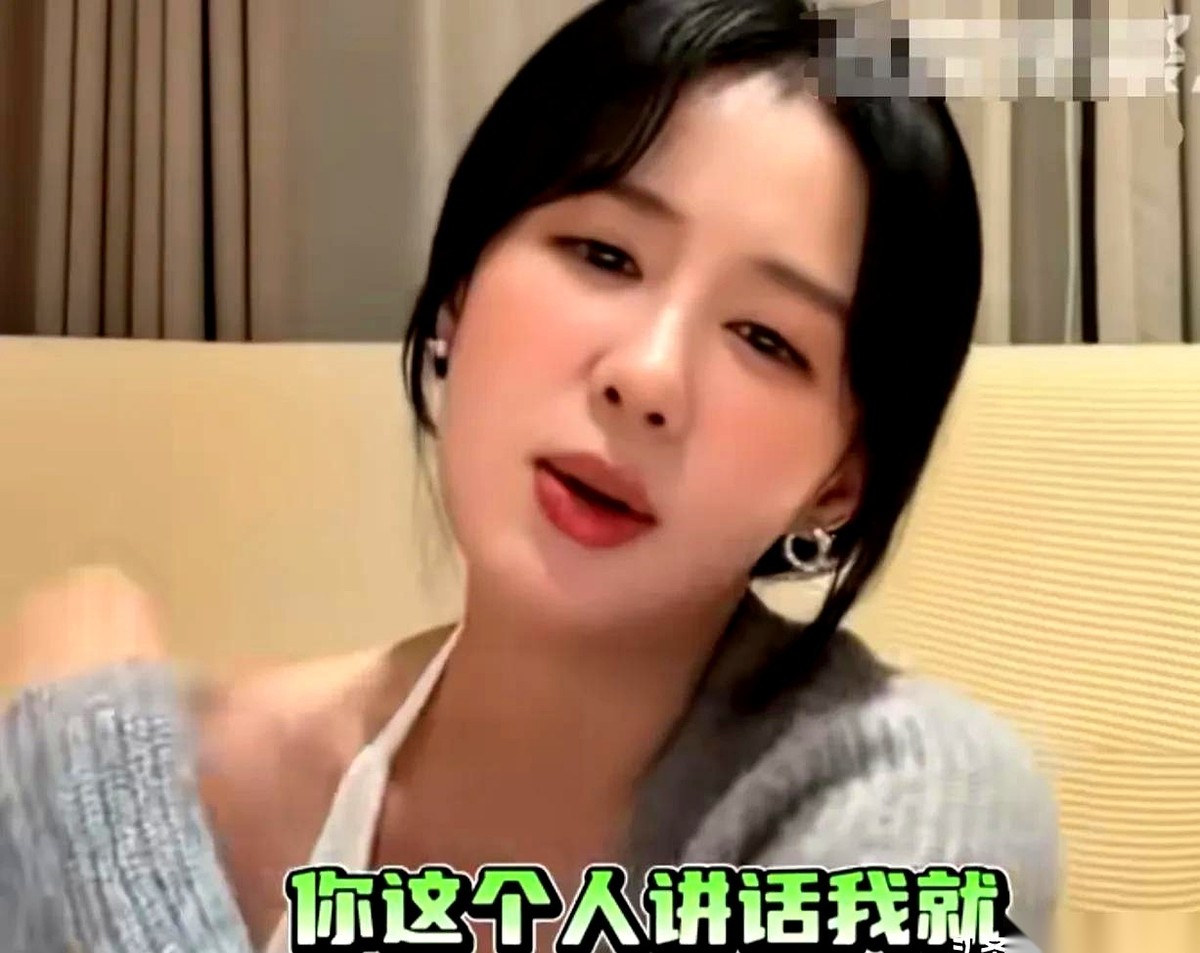 郑合惠子开直播，被屏幕前的网友直接贴脸指责“你太多营销了”。
她没按明星惯用的套路装没看见，而是当场冷脸怼了回去。
这场因《兰香如故》引发的口水仗，最终的焦点落在了演员到底有没有资格给自己拉热度上。
这事儿看起来就是个简单的拌嘴，但其实挺扎心的。
在直播里，郑合惠子把话挑得很明。她直接告诉那个网友，