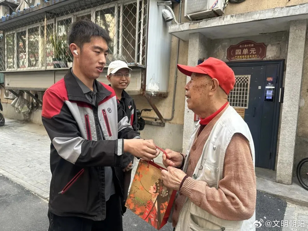 【文明实践丨爱在日常不缺位 暖心守护团结湖夕阳】10月是全国“敬老月”。对团结湖街道而言，敬老爱老从不是阶段性的主题，而是一项久久为功、常态推进的日常工作。助餐帮扶、入户走访、适老化改造、暖心陪伴……一件件惠民为老举措，全年持续推进、常态落地。今天为大家讲述的五件暖心小事，只是街道 ​