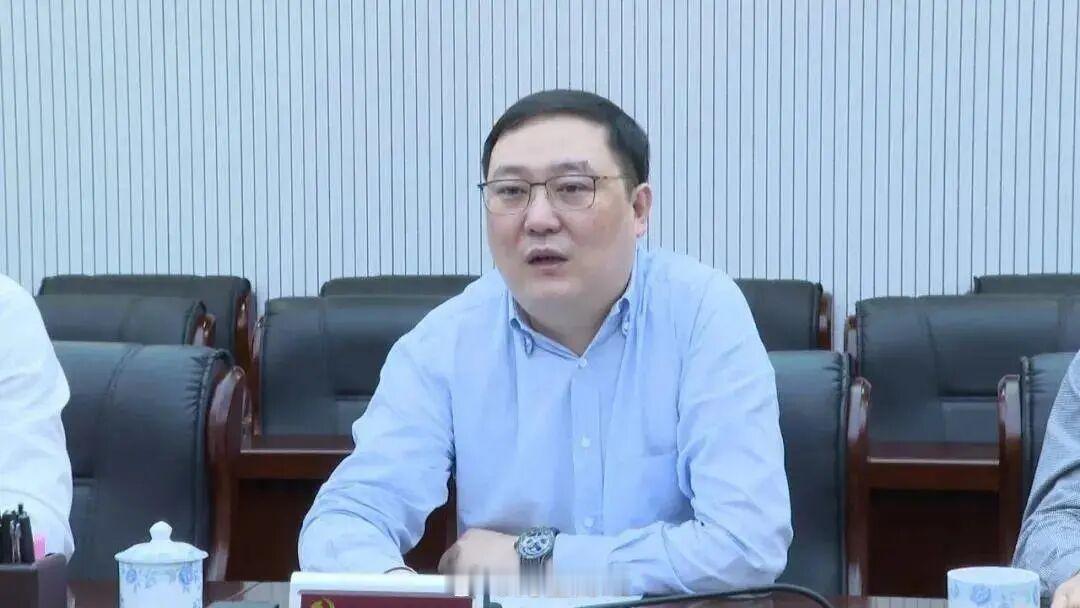 #密春雷卸任上海人寿董事长# 10月9日天眼查信息显示，近日上海人寿保险股份有限公司（下称“上海人寿”）完成了多起工商变更登记，密春雷不再担任法定代表人和董事长，由马旭东接任法定代表人，并担任董事。但目前董事长人选暂未明晰。

此外，上海人寿还完成了董事、监事、联络员备案事项变更，并对公 ​