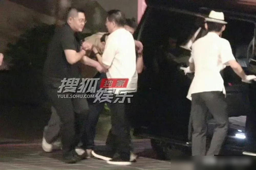 沈腾被三个人硬塞进车里，脚都拖地了。
视频里他整个人是软的，眼睛闭着，一点反应没有。旁边人边扶边笑，后座门一开，直接往里一推。
网友全在玩梗，说腾哥酒醒了没，说年纪大了干什么都心酸。还有猜是不是《龙餐馆》票房爆了喝嗨了。
可那状态，看着真不像高兴，像断片断到没知觉。
台上逗全国人笑，下了台连