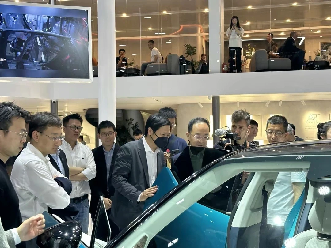 雷军现身上海车展，昨晚还在北京开发布会