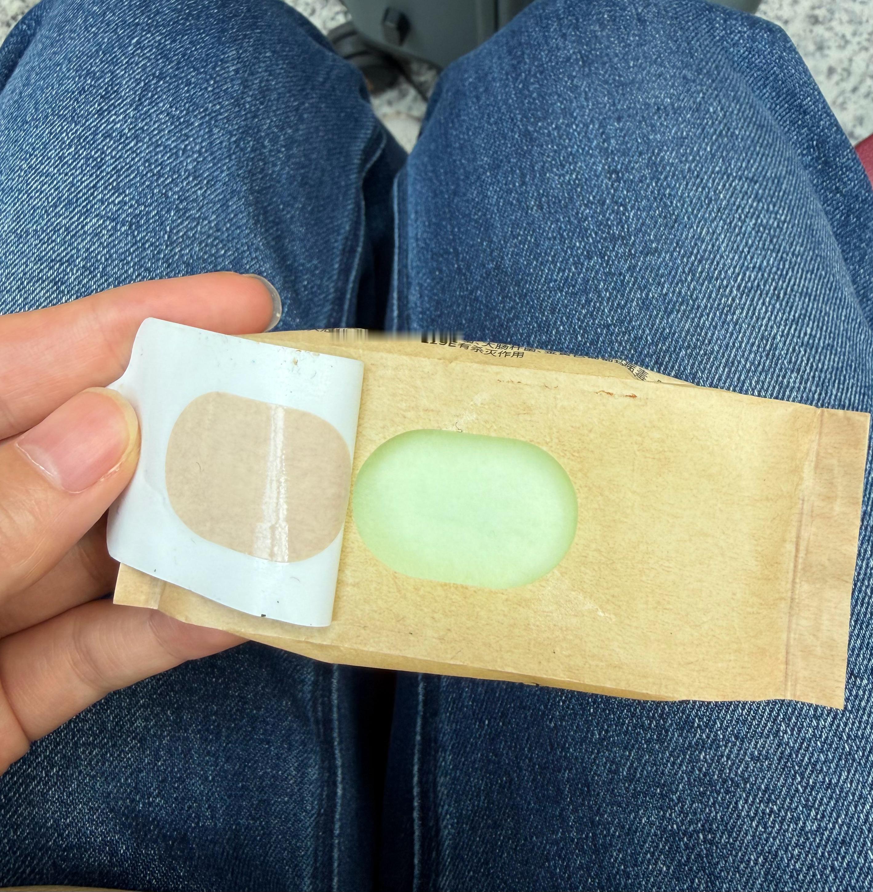 这个湿纸巾是近半年包里必备，尤其带娃的时候离不开：吃东西前擦手常用它、手脏了也用它擦。独立包装，小小一包，方便携带，里面有六片，不含酒精，干净卫生。橱窗有哈，推荐给妈妈们。 ​​​