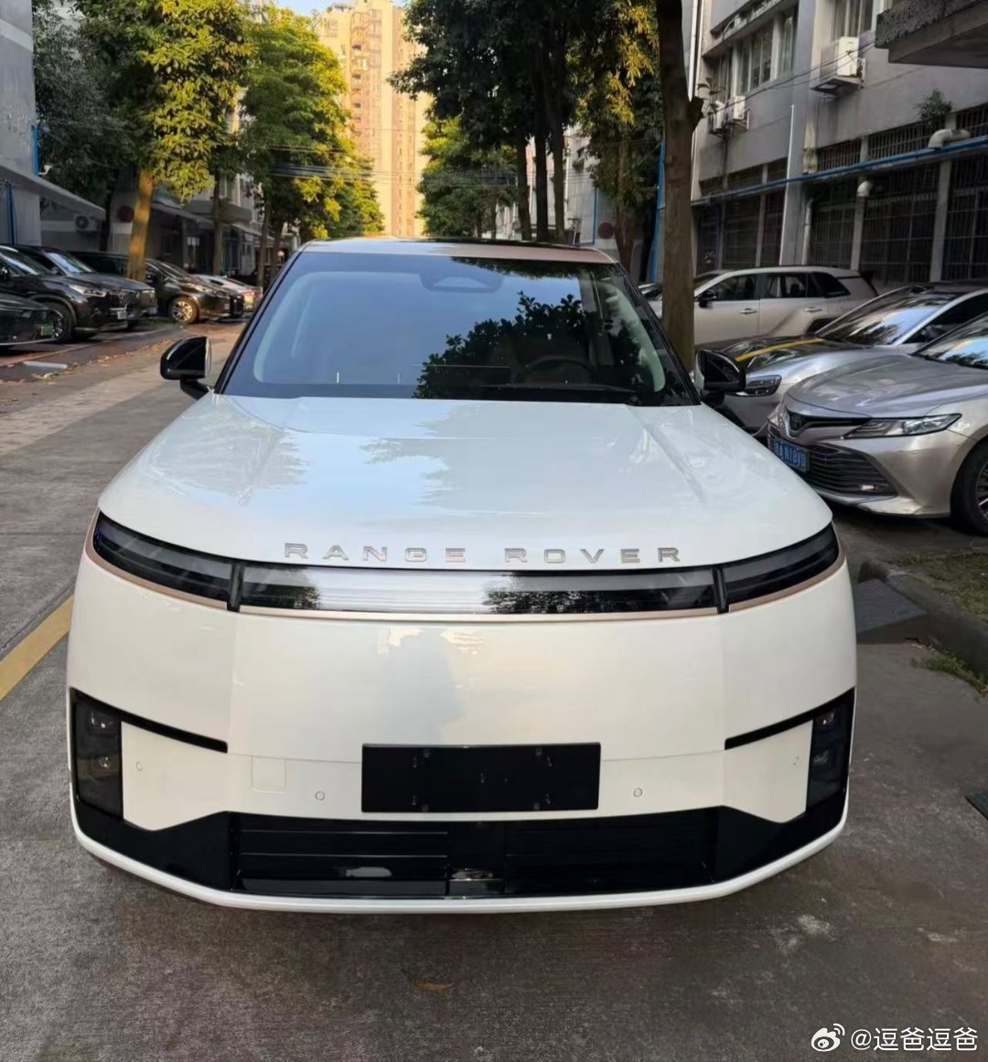 心有灵犀，该来的总会来的？

【不懂就问系列】真有鹏友要“衣锦还乡”吗？

冷不丁就在群里看到了鹏友的“作品”，这或许就是他的终极梦想吧？
大概率明年春节自驾回老家，准备向开路虎的弟兄们展示一下XNGP？……震撼一下他们。

话说回来，但看车身效果，只能说毫无违和感啊……完全就是“最新款” ​