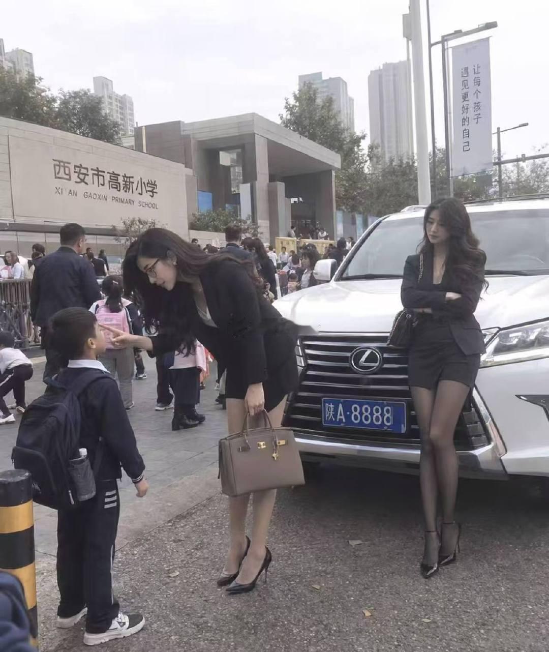 双胞胎妈妈吗… ​