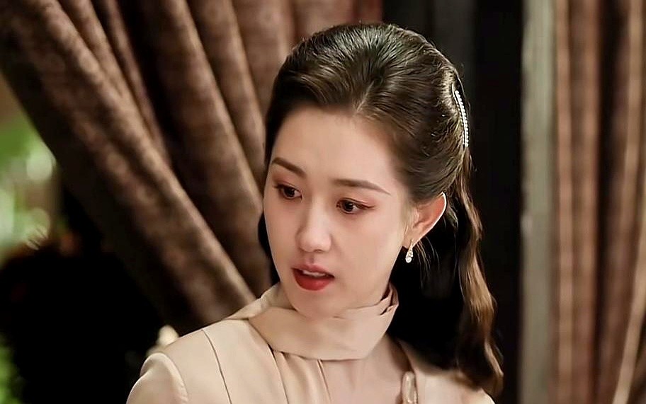 丞磊这次演了个真疯批少帅。

新剧《玉簟秋》开播，他演的虞昶轩权势滔天，看上了徐若晗演的女学生叶平君。女主本来有青梅竹马的婚约，硬生生被他强取豪夺囚在枫台。

一个是偏执霸道不择手段，一个骨子里清冷倔强死不低头。后面失忆伪装、背叛撕裂全赶上了，在民国乱世里相爱相杀。

这种把人囚起来硬抢的乱世虐恋，