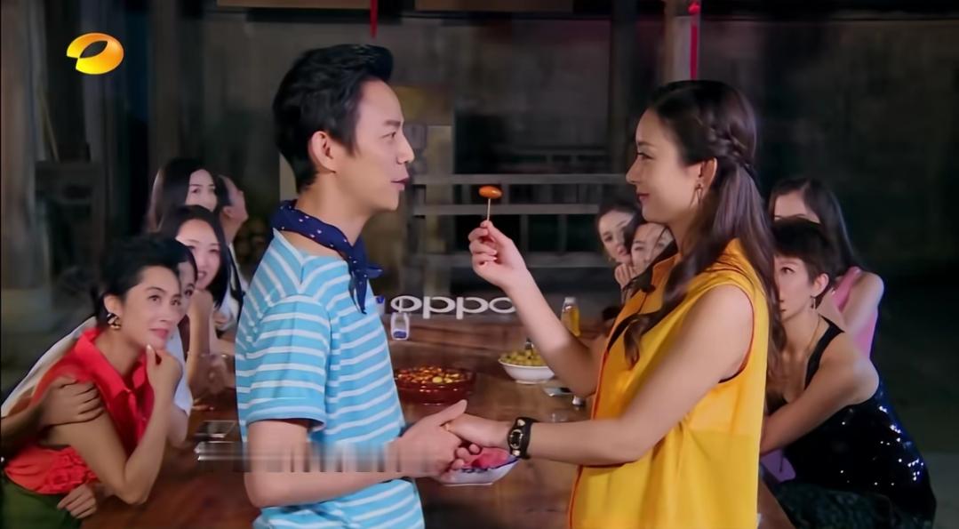 现在全网非常着急的人，
估计就是何炅了，
他怎么也没料到，曾经说“何老师，你考虑下我呗” 的丽颖会身体突发不适，还紧急去医院了。

当年录《偶像来了》的时候，赵丽颖刚走红还饱受争议，何炅一直处处护着她、帮她圆场，她当众半认真半玩笑地说“何老师，你什么时候结婚，考虑考虑我呗”，很多人都觉得那时候她是真