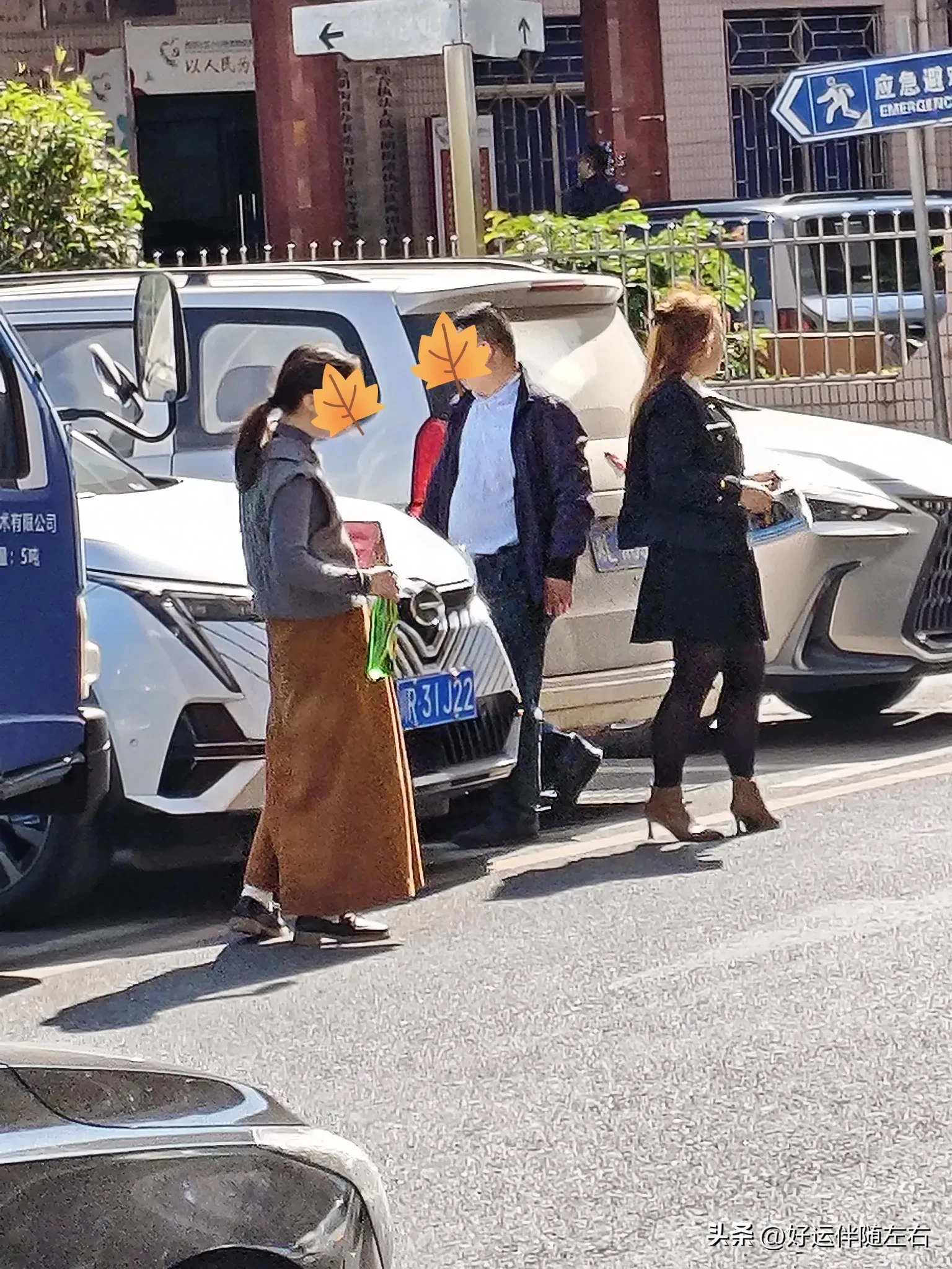 小姐姐穿着高跟鞋与黑色性感丝袜，配合黑色超短裙，长发飘飘，酷感满满，使...