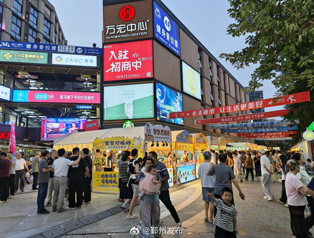 【百摊集结+速饮大赛，长丰“长”出了一条夜市街】晚风拂面，烟火升腾，夏...