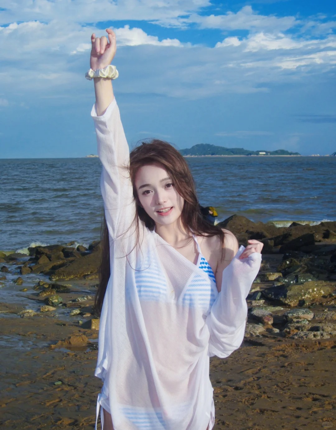 清新甜美系模特小姐姐，耳后肌肤清透如薄瓷，能看清淡青色血管随呼吸轻颤...