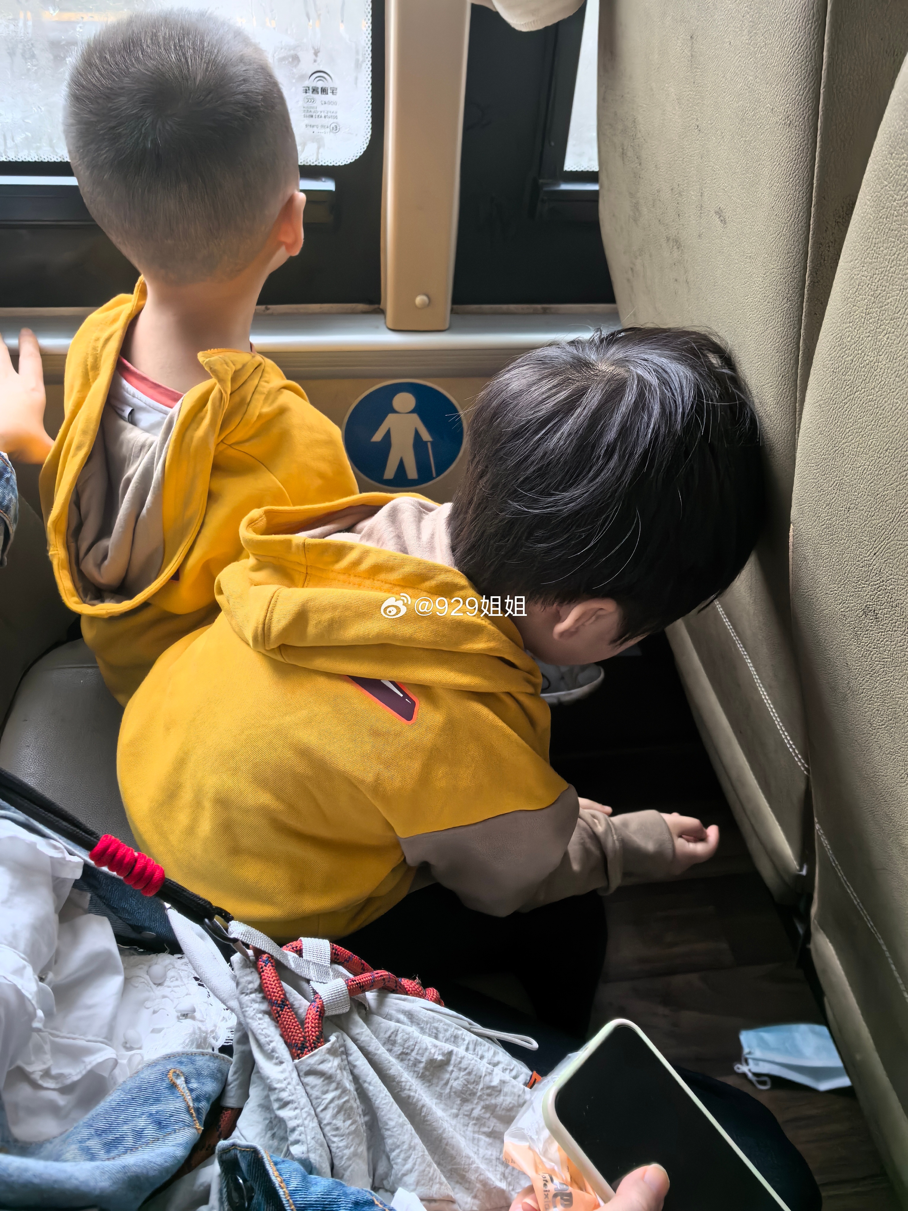 坐公交车 这俩小孩好乖 一路不吵不闹 ​​​
