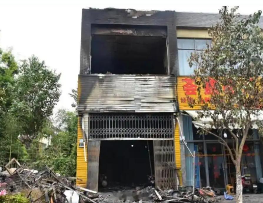 【给“电鸡”充电，为何不只是自家事？】“电鸡”违规停放、充电引发火灾，即使最后只烧到自己家，也可能被处罚。广东这项新规出来后，不少人有疑问：电动车是自己的，房子也是自己的，损失自己承担，为什么还要罚？#给电鸡充电不只是自家事##头啖汤评论# 

因为在一栋居民楼里，火灾很难只是“自己家 ​