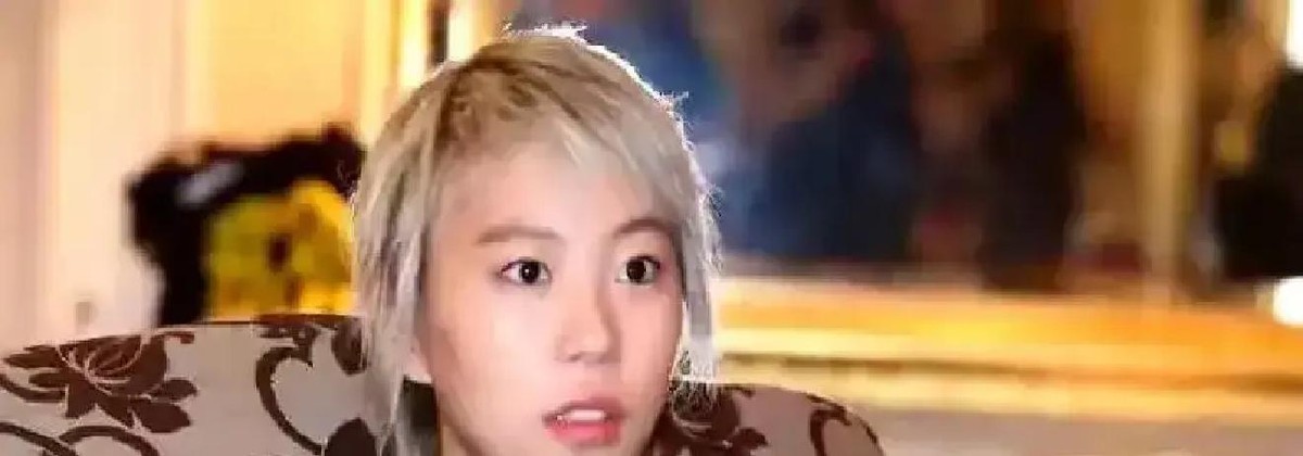 同一个航班，亲女儿躺在头等舱，继女却安排去挤经济舱，李亚鹏当年就因为这两张机票，被全网痛骂了三天三夜

大家骂的理由特别一致，觉得这就是典型的后爸面孔，表面说当亲生的养，一到花钱的时候立马原形毕露

可很多人不知道，李嫣从小腿部发育有点状况，经济舱那点儿地方腿根本伸不开，坐久了容易发肿

至于窦靖童