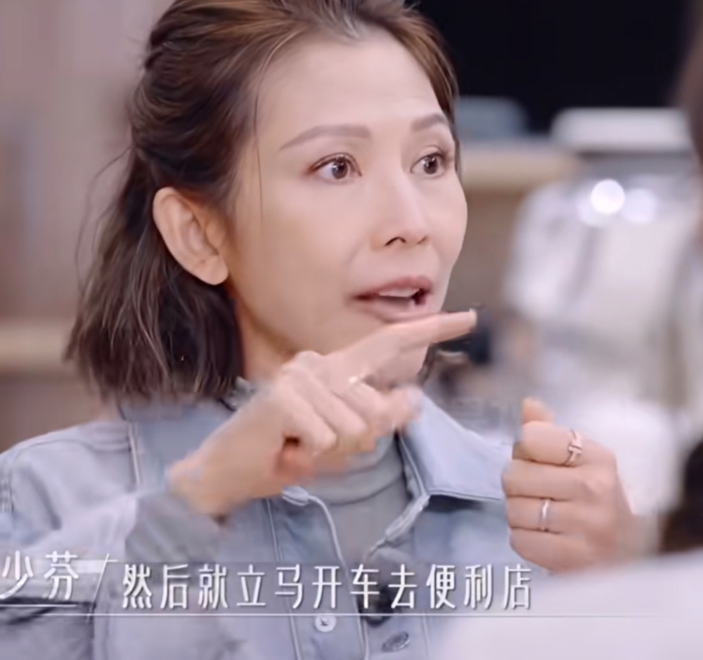 蔡少芬怀孕时天天吃辣，半夜还馋得让张晋出去买鸡腿，这事你敢信？
很多人觉得当妈就得忌口，这不能吃那不能碰，可你看蔡少芬，照样活蹦乱跳。她在节目里跟林心如聊起这事，一脸的理所当然，说自己无辣不欢，哺乳期也一样。
旁人听了可能都捏把汗，但人家生了三个娃，个个健康，自己状态也好得不行。最近53岁生日，