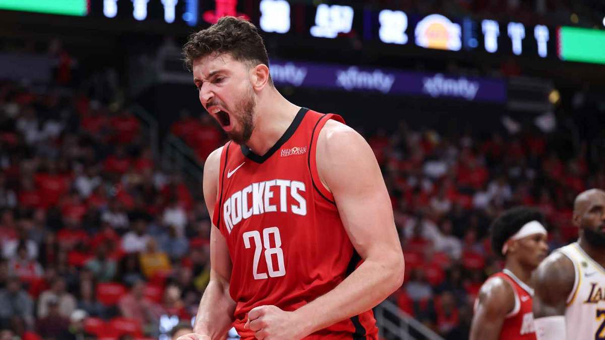 #NBA[超话]#冲击力拉满！申京持球突破轰炸裂暴扣，火箭力克老鹰

火箭121‑114击败老鹰，拿下三连胜。申京在比赛中上演精彩突破暴扣，面对丹尼尔斯的防守，于人群中冲击篮筐完成重扣。他全场交出17分9篮板7助攻。

背靠背第二战范弗利特轮休，火箭进攻多点开花，7人得分上双，杜兰特砍下全队最高22分。 ​