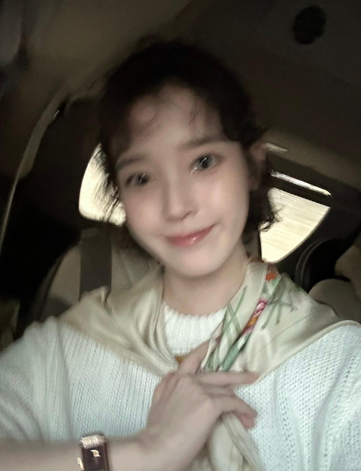 #IU[超话]# 🐥#IU韩国第一女solo# 
onlyU美图-261014 IU Berriz From IU 更新
从英玉老师家里回来🥰
不仅享用了丰盛美味的饭菜，还收获了满到鼻尖发酸的厚重爱意。
多亏各位前辈老师们，感觉整个10月都会过得轻松舒心。

我们Uaena也要多多被爱、勇敢去爱。
愿你们走到哪里，都能邂逅红叶沙沙作响 ​