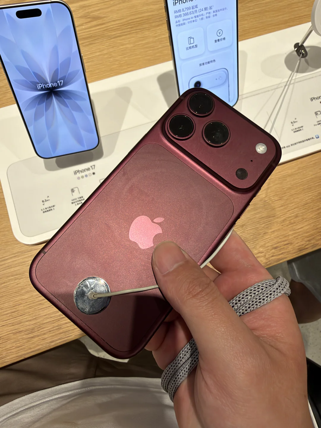 才展示几天的iPhone18Pro背面已经有印子了