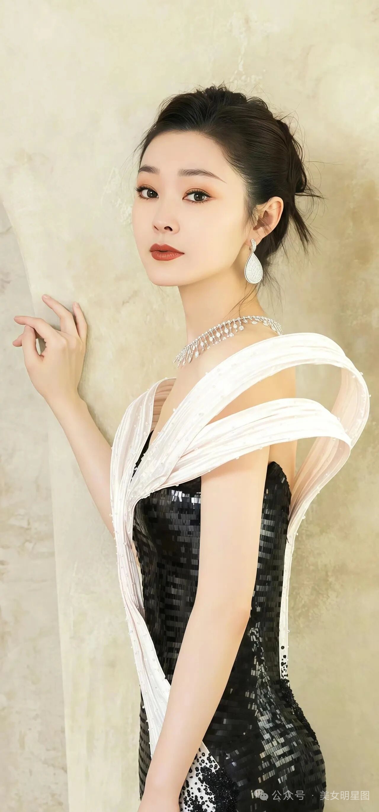 宋轶高清写真：什么叫又纯又欲？清冷脸蛋下的火辣身材太绝了！宋轶高清写真...