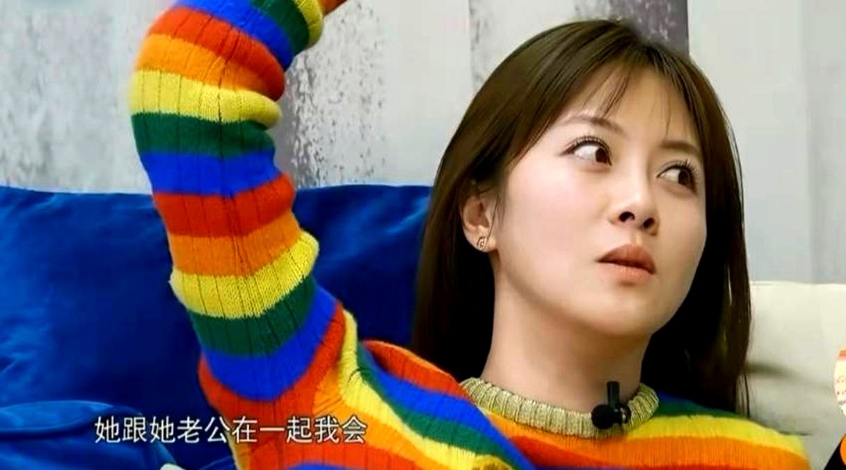 沙溢拍着胸脯给老婆闺蜜朱锐介绍对象，男方条件说得天花乱坠，半年后却等来一句：他要结婚了，新娘不是你。

朱锐当场傻眼。但这还不是最让她失落的。自从胡可嫁给沙溢，她发现自己彻底被挤出了闺蜜的生活圈。

以前形影不离的姐妹，现在全天候围着老公转，连轴陪孩子练钢琴学画画。想约个下午茶？对方连回微信的时间都