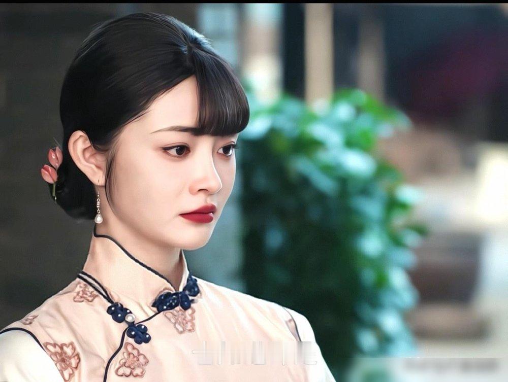 她跪在雪地里求他救戏班，他转身娶了门当户对的君敏如。
《玉簟秋》里兰卿这一跪，直接把“身不由己”四个字演透了。齐眉刘海下面那双眼睛，从期待到死心，就三秒。张云龙演的虞明轩不是不爱，是爱不起。一个戏班名伶，一个军阀长子，中间隔着的不止是身份，是乱世里一整个家族的命。
君敏如更狠。她什么都明白，还是