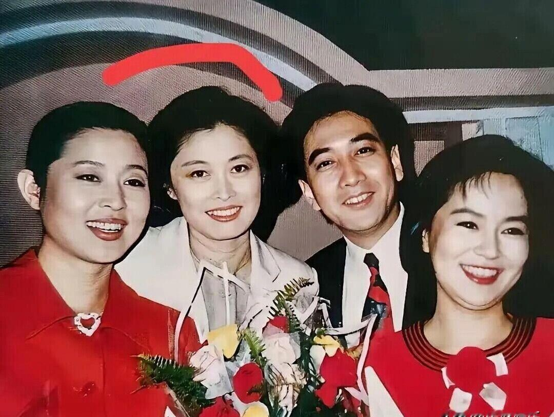 一代人的青春记忆，随着敬一丹的离世，彻底画上了句号！
2026年9月13日，敬一丹因脑出血在北京逝世，享年71岁。她2015年从央视退休，倪萍2013年退休，水均益2023年退休，鞠萍则在2026年6月1日正式退休。四位曾在1995年同获金话筒奖的老牌主持人，如今一位离世、三位退休，当年守着电视机看