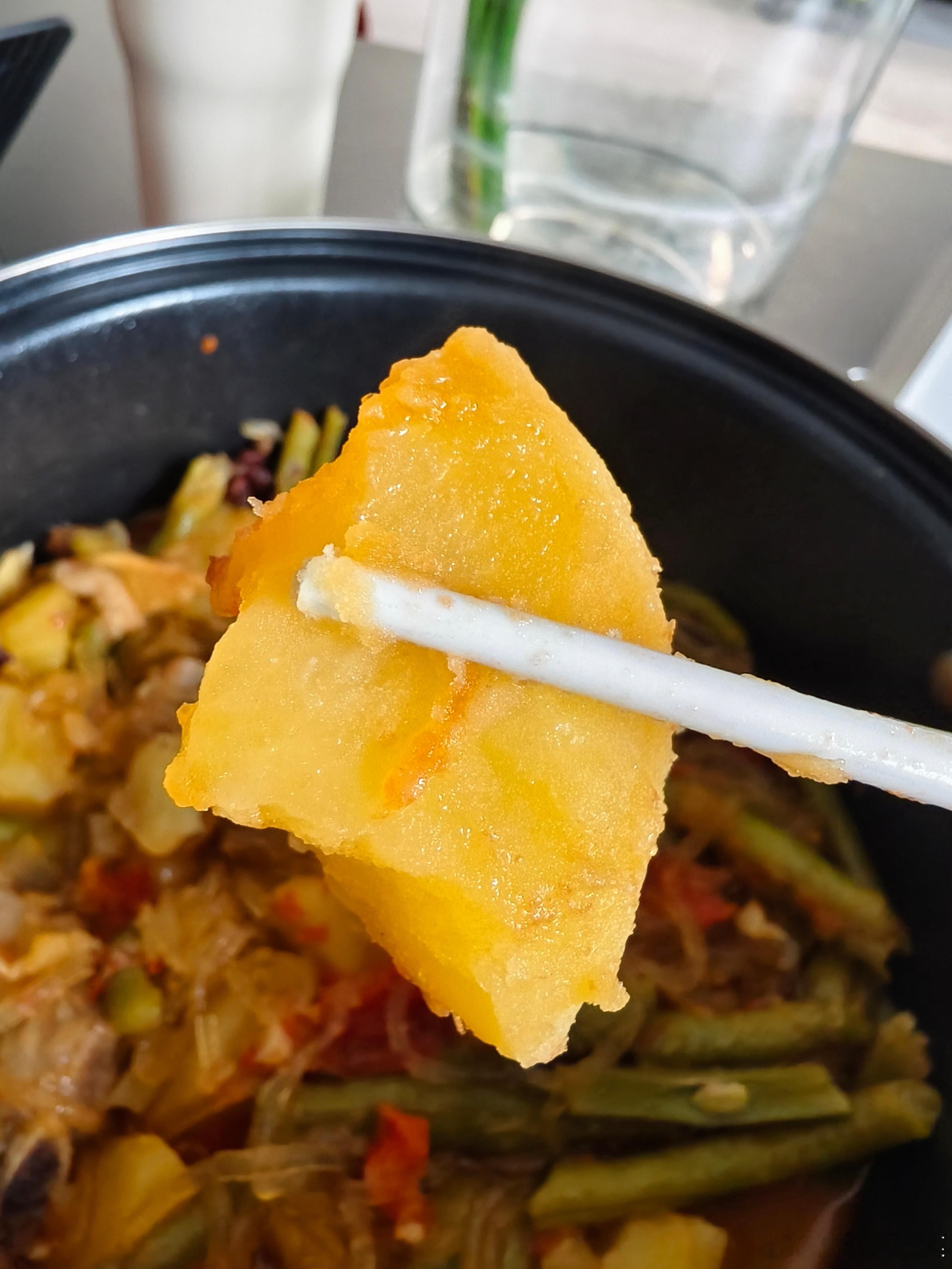 刚上的土豆，沙沙的，很面。比我在超市买的好吃。很适合炖菜。 ​​​