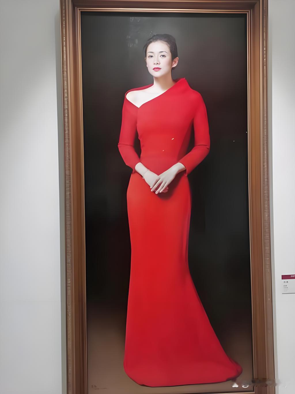 这张作品是央美李贵君于2020年完成，在艺术市场当中估价达到600万。这幅画并不是匆匆几笔的应酬创作，是画家面对面写生完成的。一身正红色斜肩长裙，人物端庄沉静，没有夸张的动作，双手轻轻交叠放在身前，整幅画构图简洁，深色背景把人物完整衬托出来。
这幅画作到底美在哪？600万到底值不值