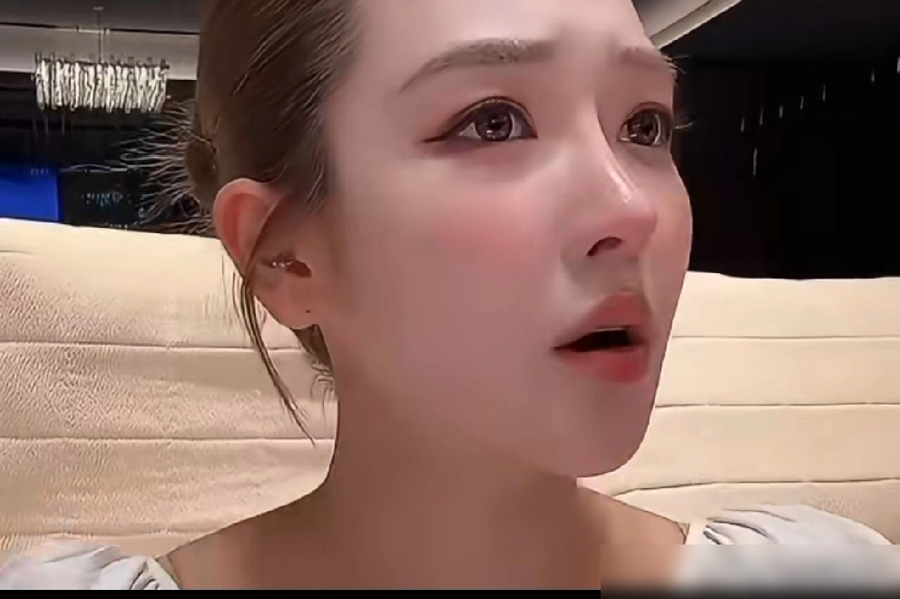 杜凤讲述和方丈离婚一开始婆婆不接受他很心疼我。
 网红圈那对叫杜凤和...