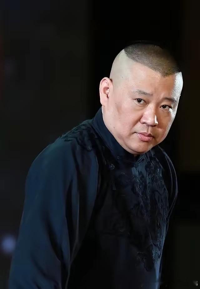 郭德纲到底还是没再憋着。
从武汉演出闹出风波，到六十万罚单落下，整整两个月他一个字没吭，任由“心虚”“认怂”“傲慢”这些词满世界飞。9月29号他才发话，可没人等到反击、等不到喊冤——就淡淡报个平安。
说句实在的，这反而是他这辈子最精的一步。
二十年前那个写长文怼天怼地的郭德纲，靠嘴啃出 ​