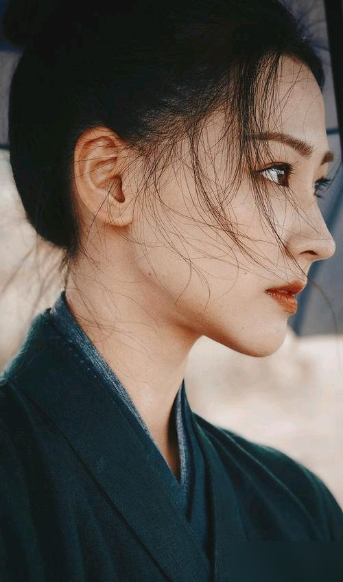 李庚希在《雪中悍刀行》里被骂惨，演姜泥噘嘴跺脚，说角色抠门可爱。原著粉直接炸了，豆瓣评分被拖到崩盘。可偏偏演青鸟的丁笑滢，一个开场自己都说最没底的配角，靠着一张冷脸和提前进组练兵器，硬是杀出个杀世子夺青鸟的热搜。再看李念演的徐脂虎，病秧子一个，头都不抬一句你怕是想做荡货也没人要，气场直接封神。戏份多