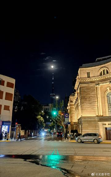 出去happy，扭头正看见月亮在塔尖上。<br />刚发现今天十五哇...