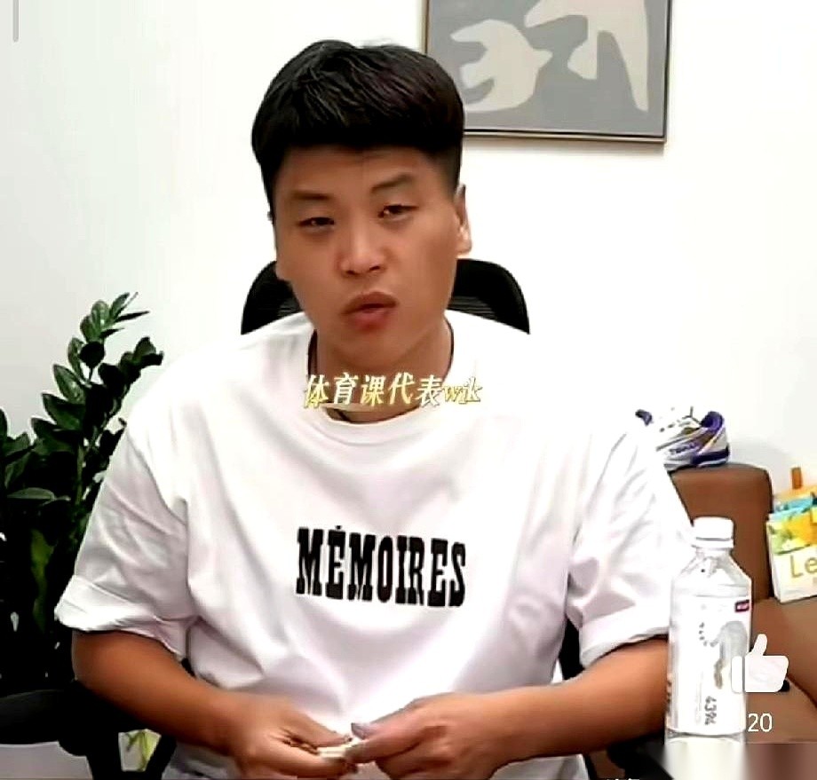 世界第一，居然有个“唯一”的明显漏洞。
这话从前国手郝帅嘴里说出来，分量真不一样。
他说大头王楚钦，反手、接发球、衔接速度，都是顶级的，但唯独正手质量，差了那么一点意思。就这么一点意思，在顶尖高手过招里，可能就是生与死的区别。
突然就想起蔡振华那个时代定下的铁律：“技术全面，特长突出，没有明显短板。