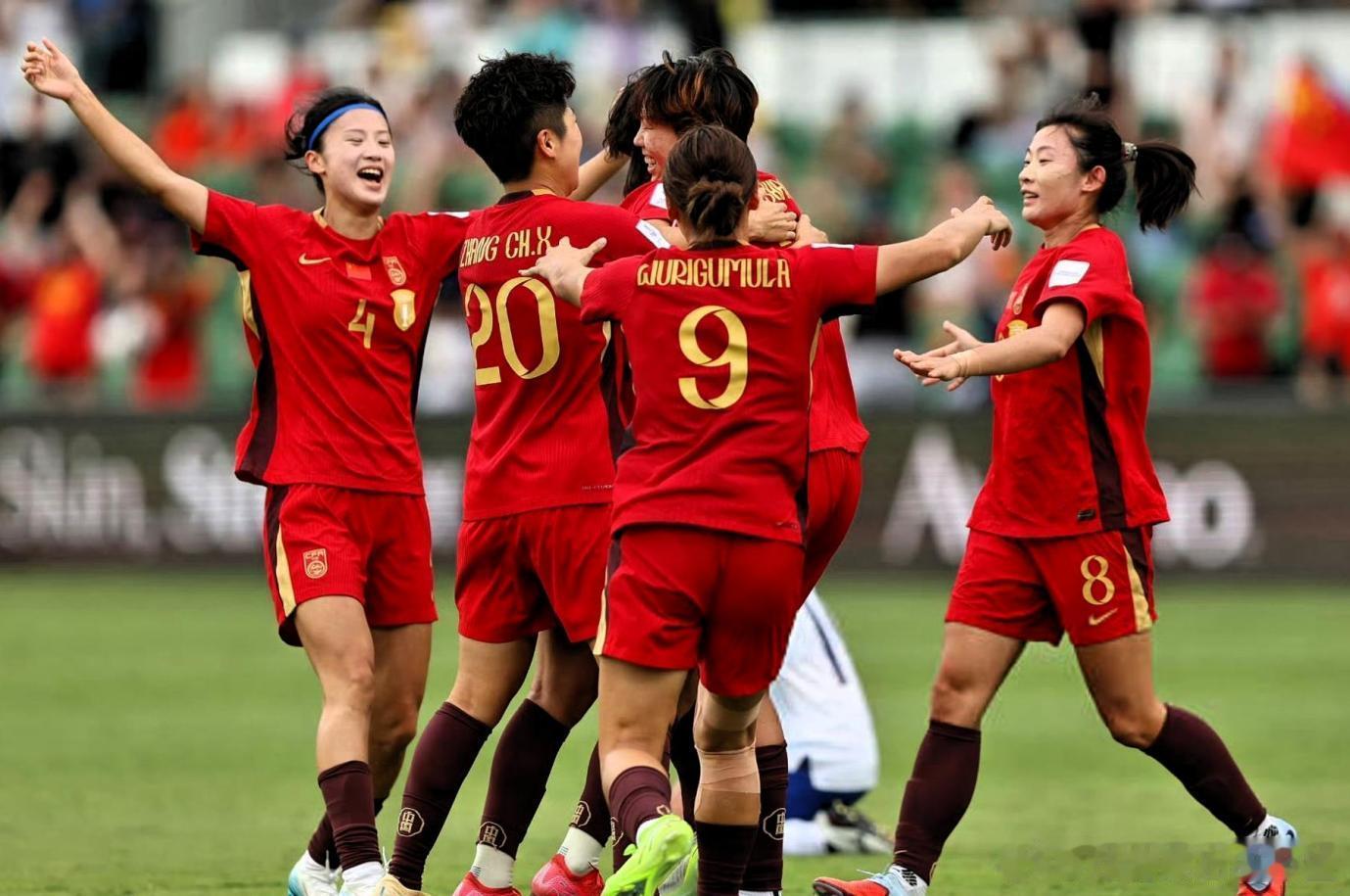 # 2026 爱知・名古屋亚运会｜女足 G 组第 3 轮

**中国女足 vs 菲律宾女足**
⏰ 时间：9 月 21 日 15:00（北京时间）
📍 场地：岐阜市长良川竞技场
🏆 小组赛末轮，争夺 G 组头名

## G 组积分形势（赛前）

- 中国女足：1 胜 1 平，积 4 分，净胜球 + 4
- 菲律宾女足：1 胜 1 平，积 4 分，净胜球 ​