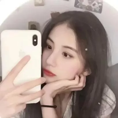 温柔甜美的少女，沉浸在自拍的世界里