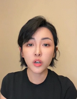 张凯毅宣布离婚，她只说自己的问题，千万粉丝的时尚博主张凯毅在最新动态里宣布离婚：孩子的抚养权归她，离婚冷静期已过近三个月，她说婚姻破裂不是一个人的原因。
她在视频里只反思自身的问题：高估了自己，低估了柴米油盐对生活的打磨，也承认曾刻意美化感情，用来向外界证明自己幸福。孩子没有成为婚姻的纽带，反而成了
