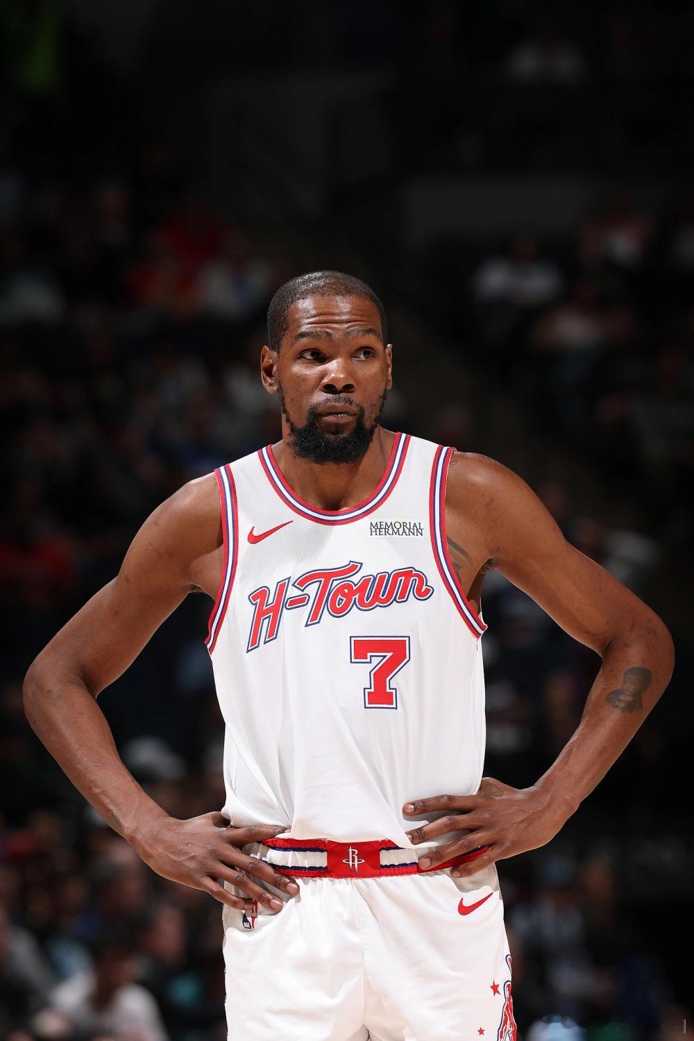 #杜兰特NBA历史总收入第一#

杜兰特拿下 NBA 历史生涯总收入第一，5.982 亿美元的数字很震撼，但不能脱离联盟工资帽暴涨的时代背景去看待这份纪录。杜兰特 2007 年进入联盟，完整赶上转播大合同带来的薪资暴涨周期，后期合同的年薪规模，和十几年前完全不在一个层级。
对比詹姆斯，老詹更早进入联盟， ​