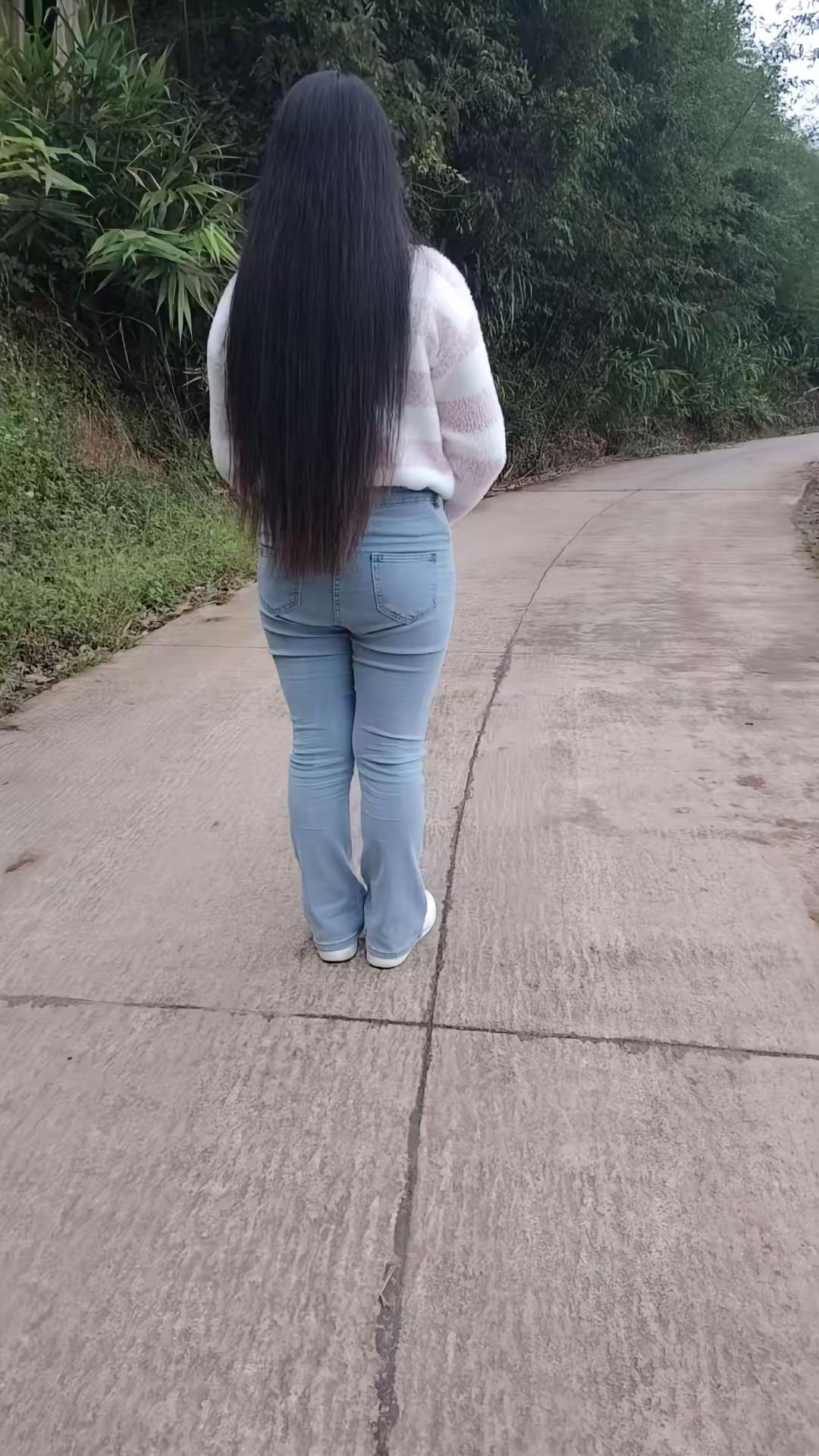 <p>紧身牛仔裤微胖女生 单身小姐姐 <!--{img:0}--><!...