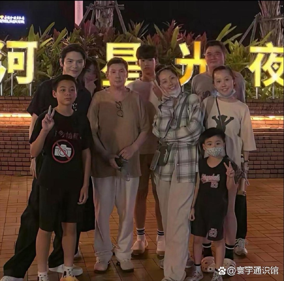 向佐又去台北看望老婆和岳父，一家10口人吃饭特别热闹。42岁郭碧婷没化妆坐在爸爸身边，她素颜脸色有点蜡黄，还在用老款手机，整个人都很有生活气息。 ​