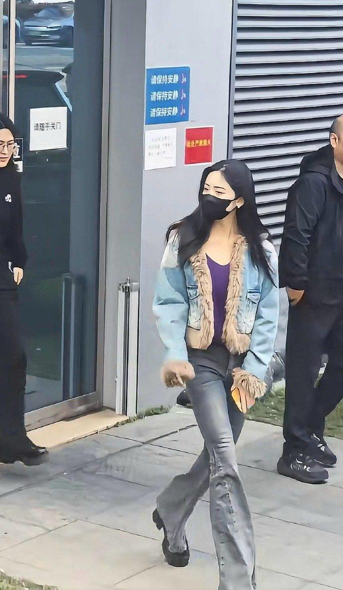 沈月这身穿搭，直接把“姐系”两个字写脸上。 喇叭裤一穿，腿长两米不是梦...