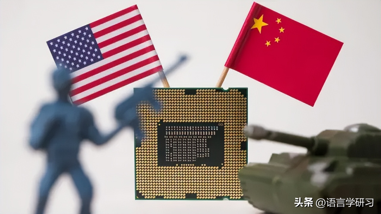 英媒：中美人工智能（AI）竞赛：美国缺电力

AI 的底层基础设施是芯片和电力。芯片结合电力产生算力，算力就是 AI 时代的石油。

中美各自的短板，恰好是对方的长板：中国受芯片和资本的双重制约，美国则面临电力供给和地方社区民意的双重限制。

美国对英伟达顶级芯片的出口管制，让中国的 AI 实验室更
