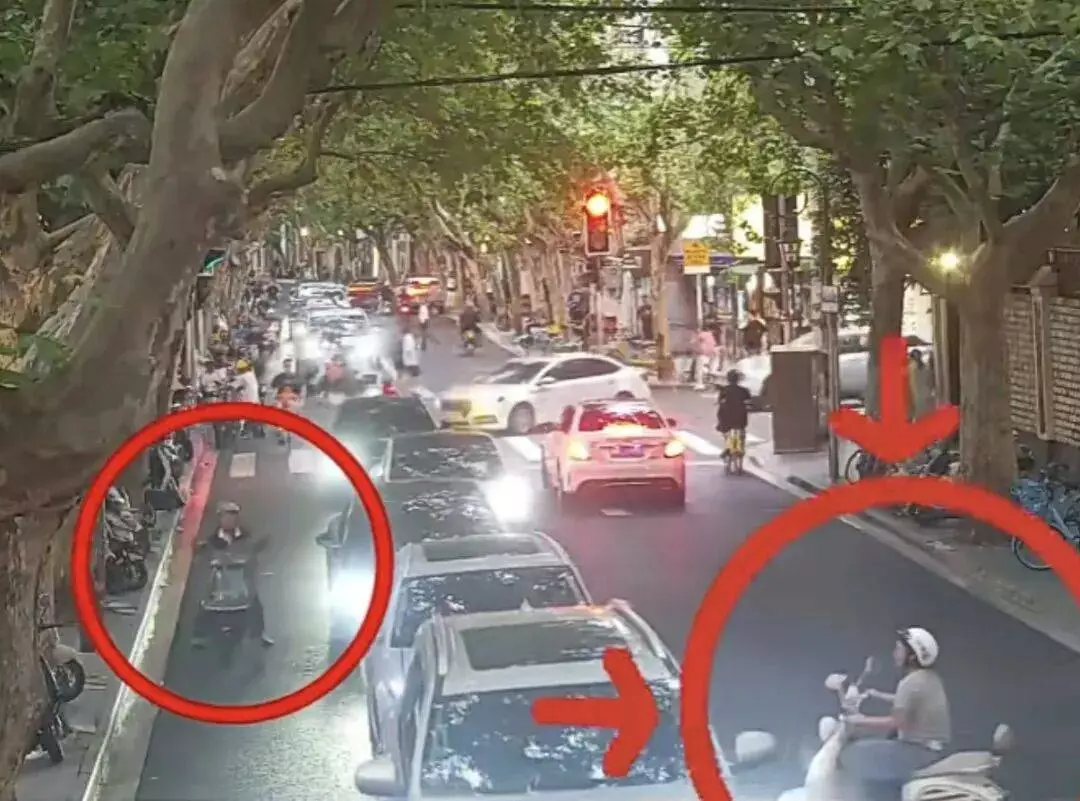 被撞就有理？女子横穿马路被判全责，交警一句话点醒无数人
 
近日上海一起电动车交通事故引发全网热议。一名女子骑电瓶车随意横穿马路发生碰撞，被判全责后情绪激动反问：“我被撞就活该吗？”交警硬核的现场执法，收获大量网友点赞 。
 
横穿马路酿事故，女子不服判责
 
监控画面显示，这名女子趁着机动车等红灯