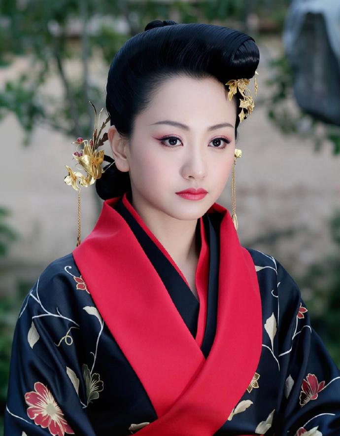 于正正式官宣杨蓉出演《朝玉阶》，之前吊足大家胃口的人选原来是她！
杨蓉一直是公认的演技派美女，角色塑造能力极强，不管什么人设都能演绎出彩。这次解锁新剧角色，期待值直接拉满，坐等剧集上线！