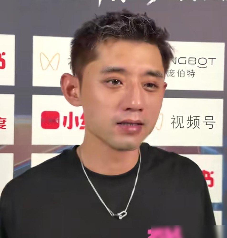 张继科在采访中说：大家还是要理性去观赛。
名古屋亚运会国乒男团丢金那几天，他早年的直播切片被翻出来疯传。一句“打日本队随便打”，配上他当年在场上那种吃人的眼神，评论区全是怀念。可他自己倒平静得很，直播里被问到八卦，就一句“没看，跟我没关系”，转头继续讲他的张继科杯，讲三十六万奖金怎么分。
他现在