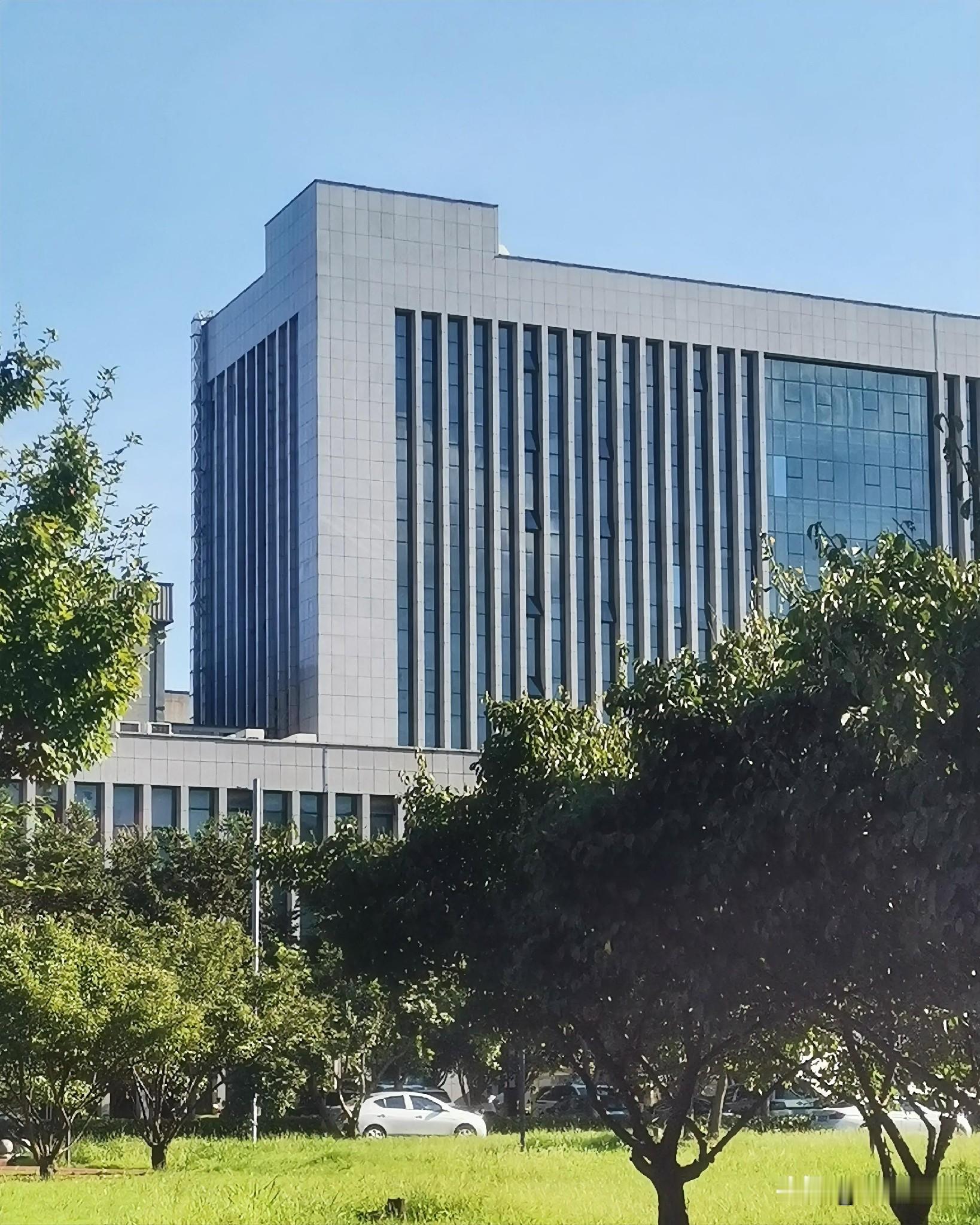 案子太大，谁来查？——提级管辖，让大案要案办得动、查得透
        某县监委在查一名科级干部时，发现线索牵涉到邻县多名公职人员，还涉及市里某部门领导。县里查，跨区域协调难、阻力大。怎么办？报请市监委提级管辖。
        这就是《监察法实施条例》第五十条规定的提级管辖。
        ■