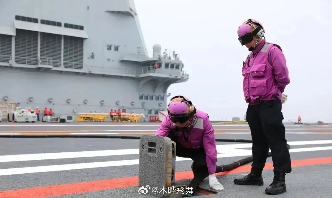 #航母的黄绿红紫棕蓝白各管什么#
每一个颜色都是一份战位，一道命线。
🟡 黄马甲——甲板上的"指挥官"。飞机怎么转、怎么放、怎么收，全看他们手势。那身亮黄不是骚，是"这里我说了算"的底气。
🔴 红马甲——最危险的"敢死队"。挂弹、警戒、救火、救生，甲板上最要命的活都是他们的。穿最扎眼的红 ​