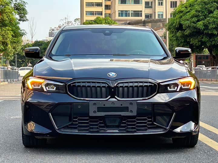 25万预算：新Model 3还是二手宝马3系？
25万这个预算，我见过太多人在“提新车特斯拉Model 3”和“蹲一台二手宝马3系”之间反复横跳。一边是智能化拉满、加速随踩随有的新势力电车，一边是蓝天白云标、操控刻进基因的豪华油车，这俩放一起比，比的根本不是车，是你到底想要什么样的生活。
先把二手宝
