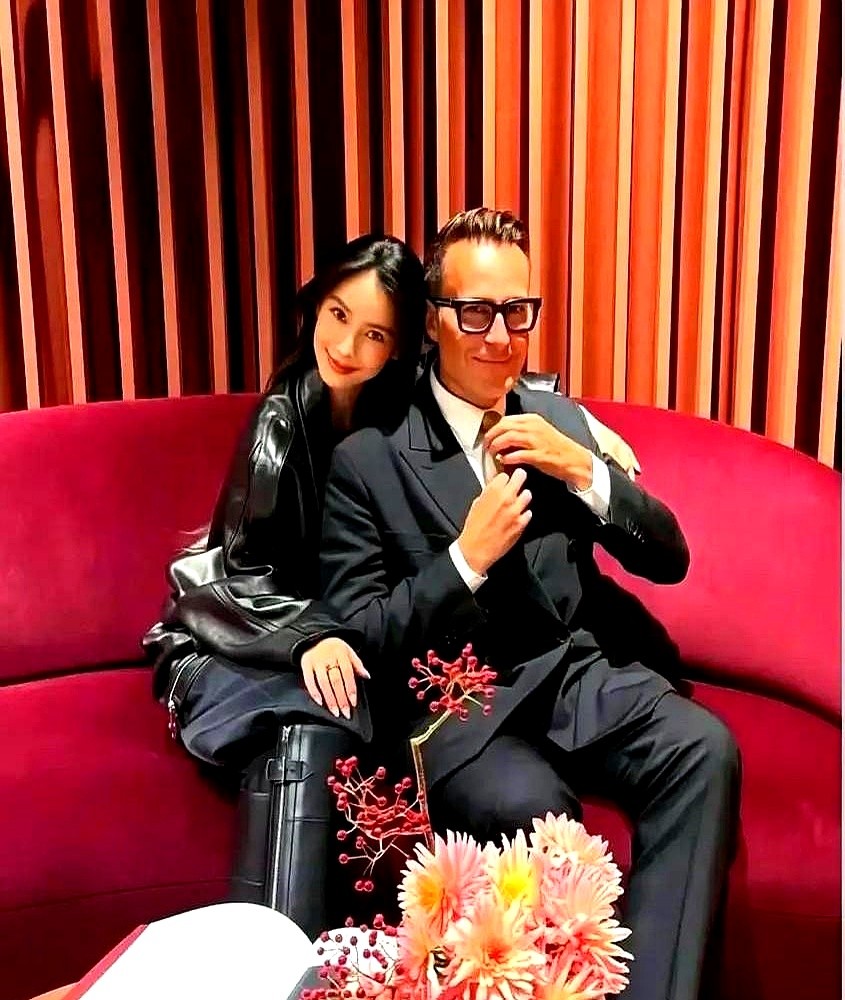 杨颖和爱马仕总监肩挨肩、头快靠在一起的合照一出，评论区当场炸锅。

要是按国内酒局的眼光，这姿势能脑补出八集连续剧。但切到巴黎时装周的爱马仕场子，老熟人碰面，距离感自然就没了。再说句大实话，真有事能当着镜头拍完还大方放出来？

这根本不是八卦，而是她在给自己造势。谁都有灰头土脸的时候，有人躲着光走，